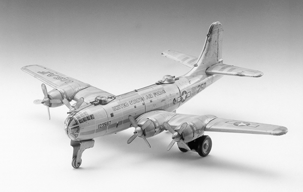 戦後初のヒット商品 フリクション玩具「B-29」