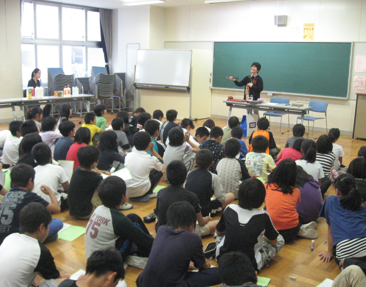拝島小学校の5年生達が真剣に話を聞いてくれています！