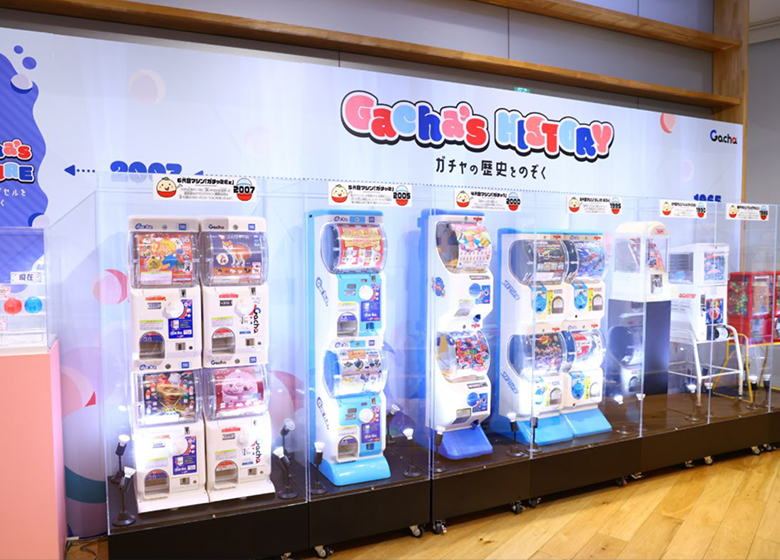 歴代ガチャマシンの展示