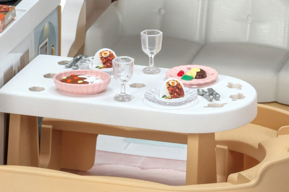 小物が倒れにくいようにテーブル上に凹みをいれる工夫