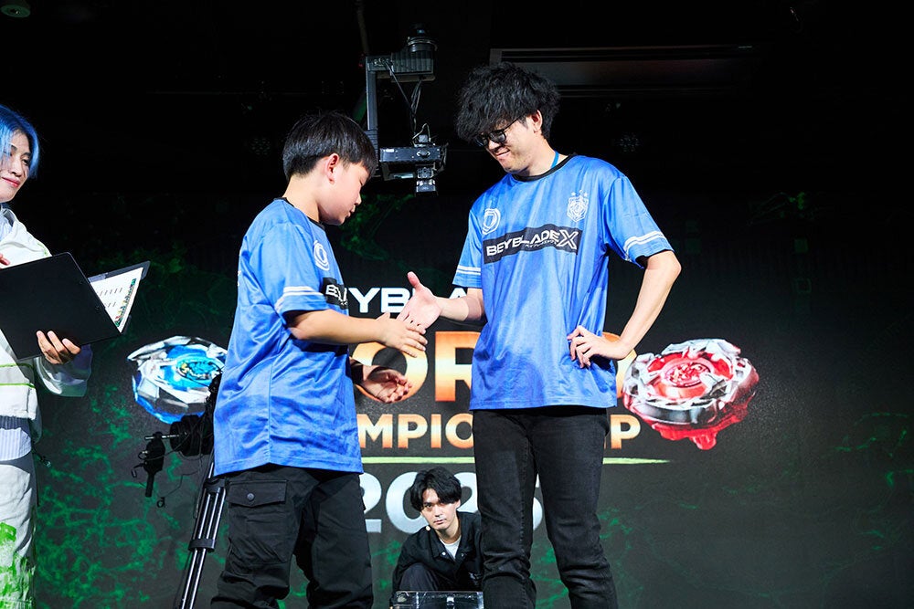 オープンクラス大会試合の様子 左：ユ・ハジュン選手（ソウル大会選出） 右：おまんじゅうキング選手（東京大会選出）