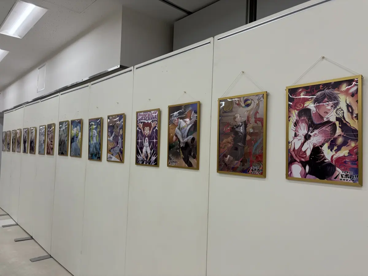 各アーティストが手がけた個性的なイラストの数々!16枚がズラリと並んだ姿は、まさに圧巻…!!