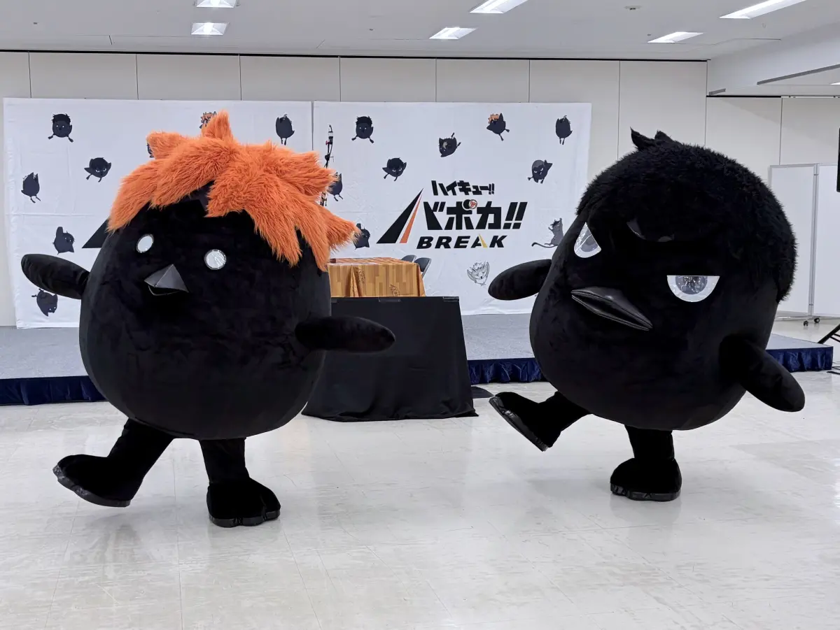 シンクロ歩きをしながら登場したヒナガラスたち!2羽が歩くだけでも歓声が上がった!!