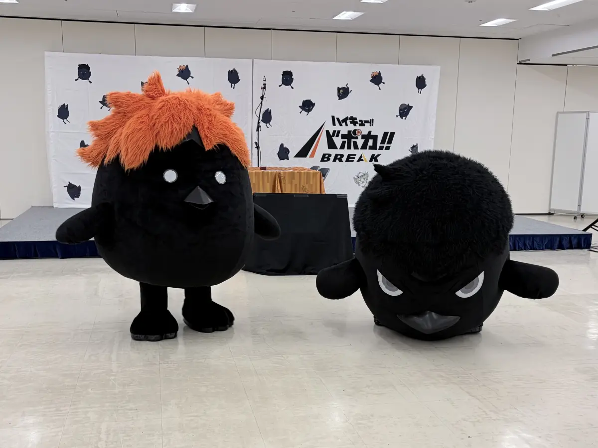 深くお辞儀をするカゲガラスと、そんなカゲガラスをボーっと見つめるヒナガラス。