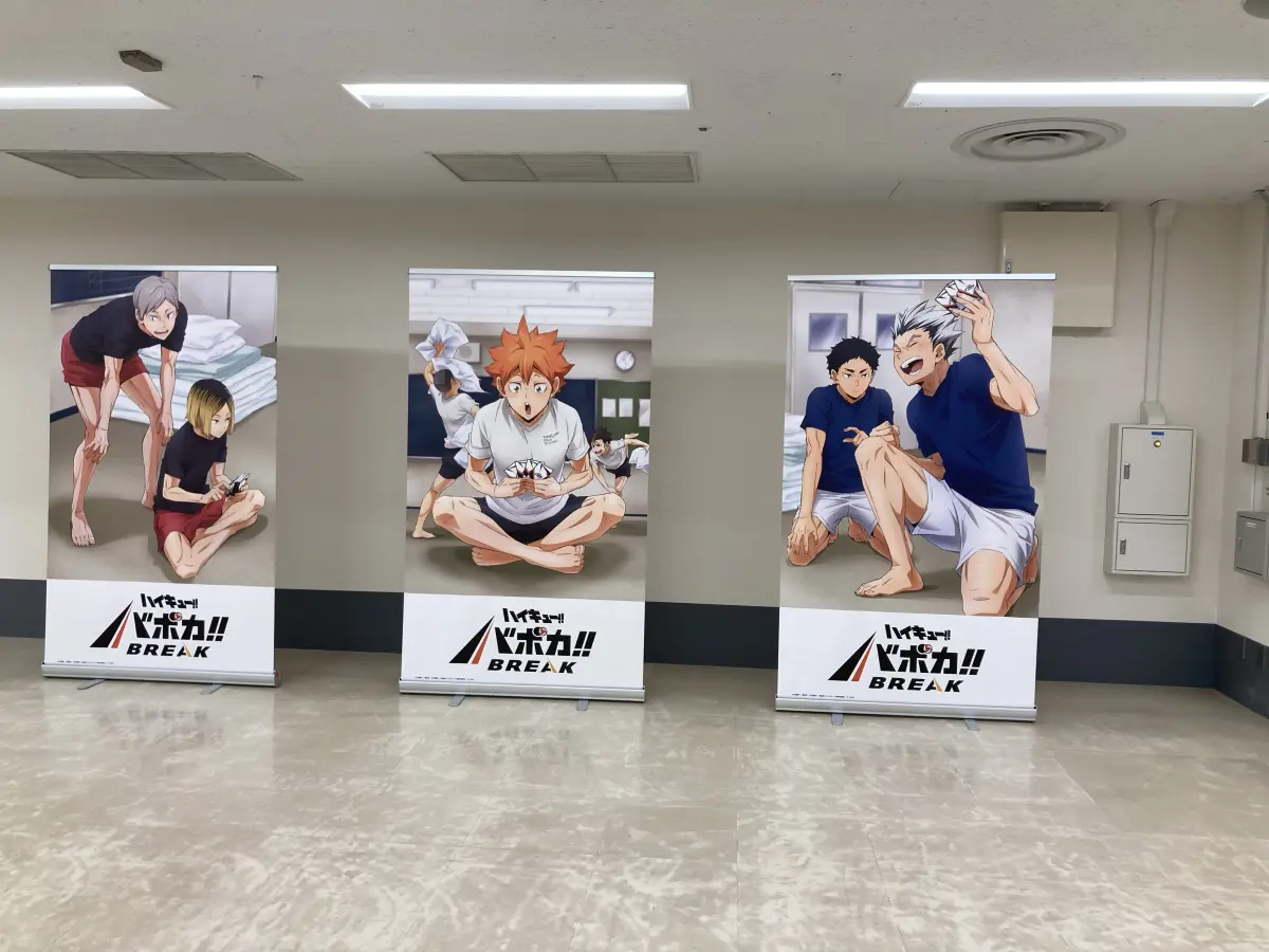 ジャンプフェスタ2026で配布されたプロモーションカードのイラストを使った布製ポスターが目を引く!