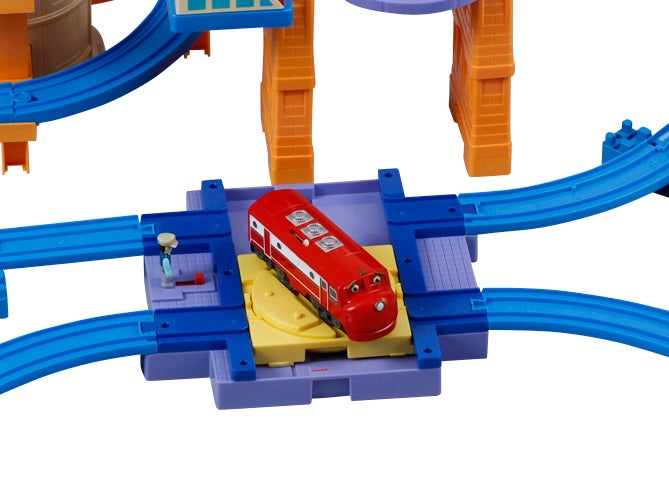 チャギントンが動く回転台の上に乗ると、くるくる回りながら向かいのレールに移動するよ！