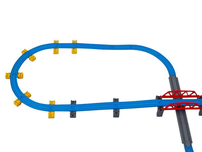 小さい鉄橋を支えているのは、ブロック橋脚じゃなくてアドバンスの坂直線レールの橋脚だから高さがうまくいくように組めるよ。