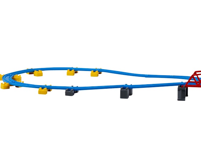 鉄橋から徐々に坂を傾斜させて、ミニ橋脚の上で平坦に走らせよう。