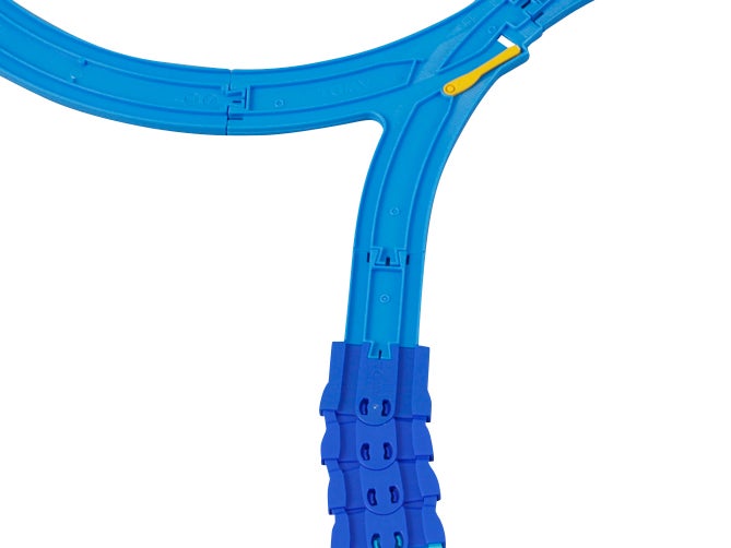 カラフルなまがレールと8の字レールのつなぎ目には1/4直線レールが入るよ。