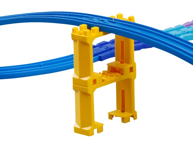 ニュー坂レールのつなぎ目下の橋脚は2段分の高さになるんだ。