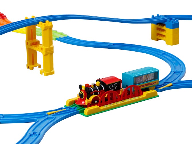 はね橋は車両の重みで下がるよ。はね橋から8の字ポイントレールがつながって広がるレイアウトだね。