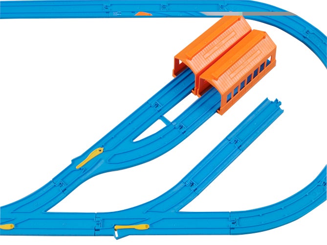 ターンアウトレールから伸びた単線・複線ポイントレールには、直線レールをそれぞれ1本つないでいるよ。その右横のターンアウトレールは1/2直線レールを2本つないでいるんだ。