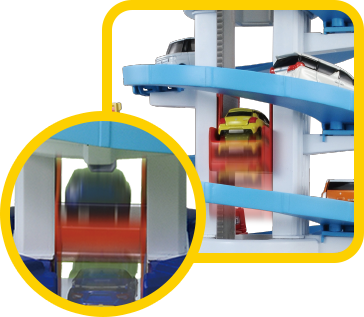 ハンドルを回すとトミカが一気に急上昇！