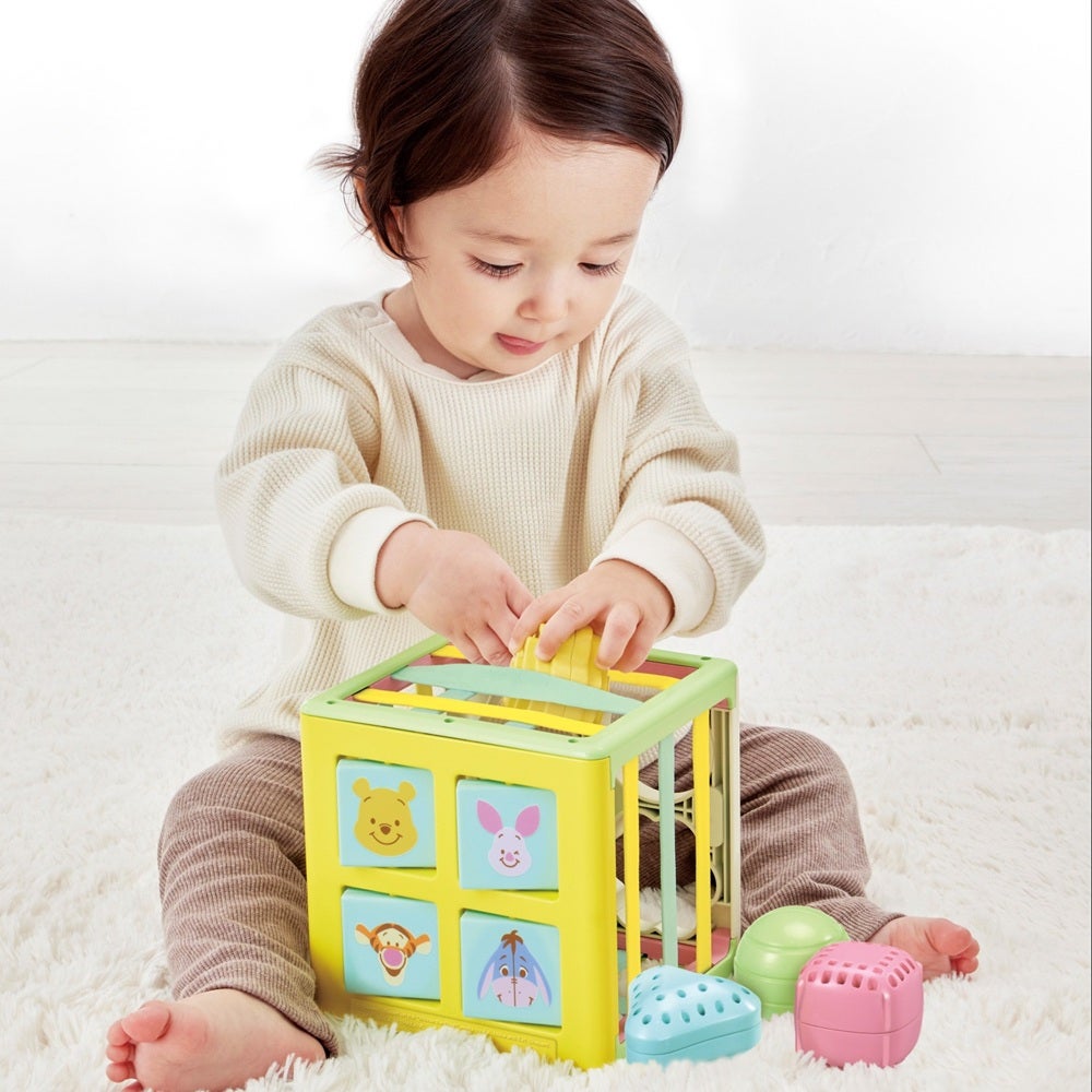 だしたりいれたり！
ひも×ひも知育キューブ
くまのプーさん