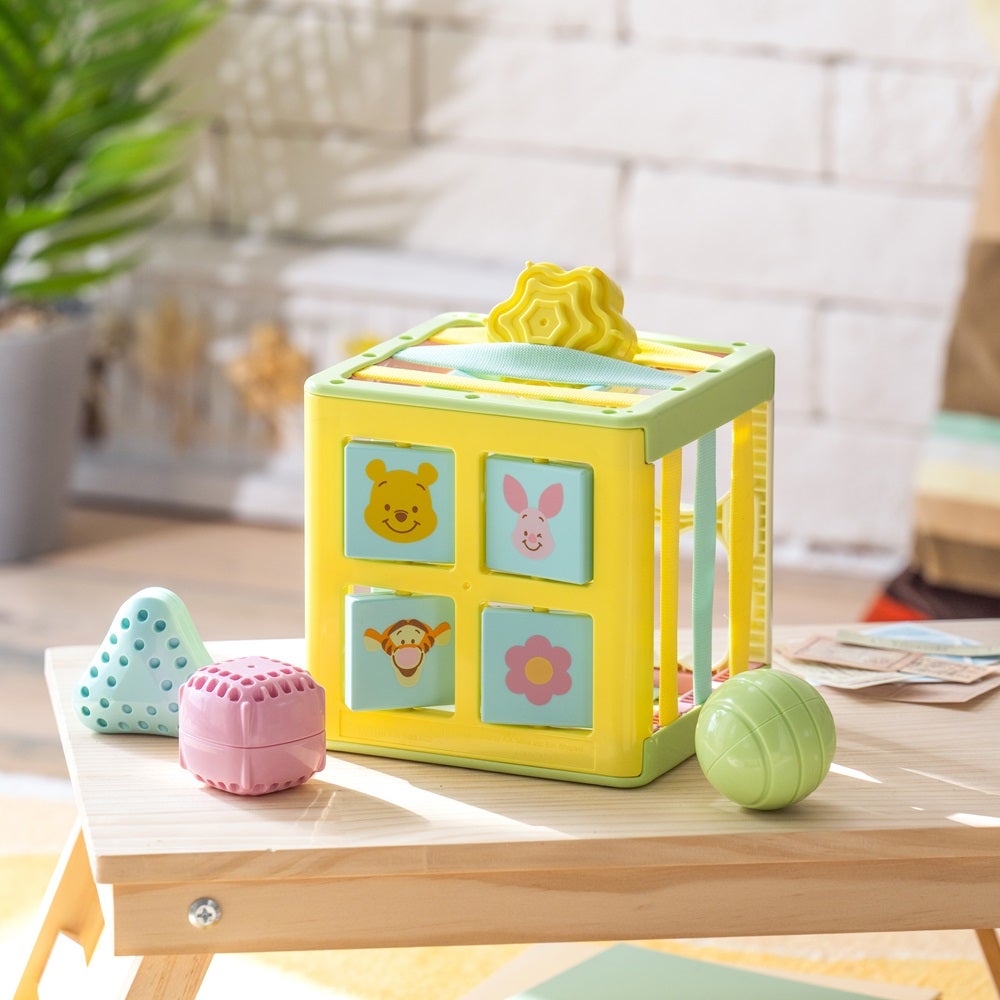 だしたりいれたり！
ひも×ひも知育キューブ
くまのプーさん