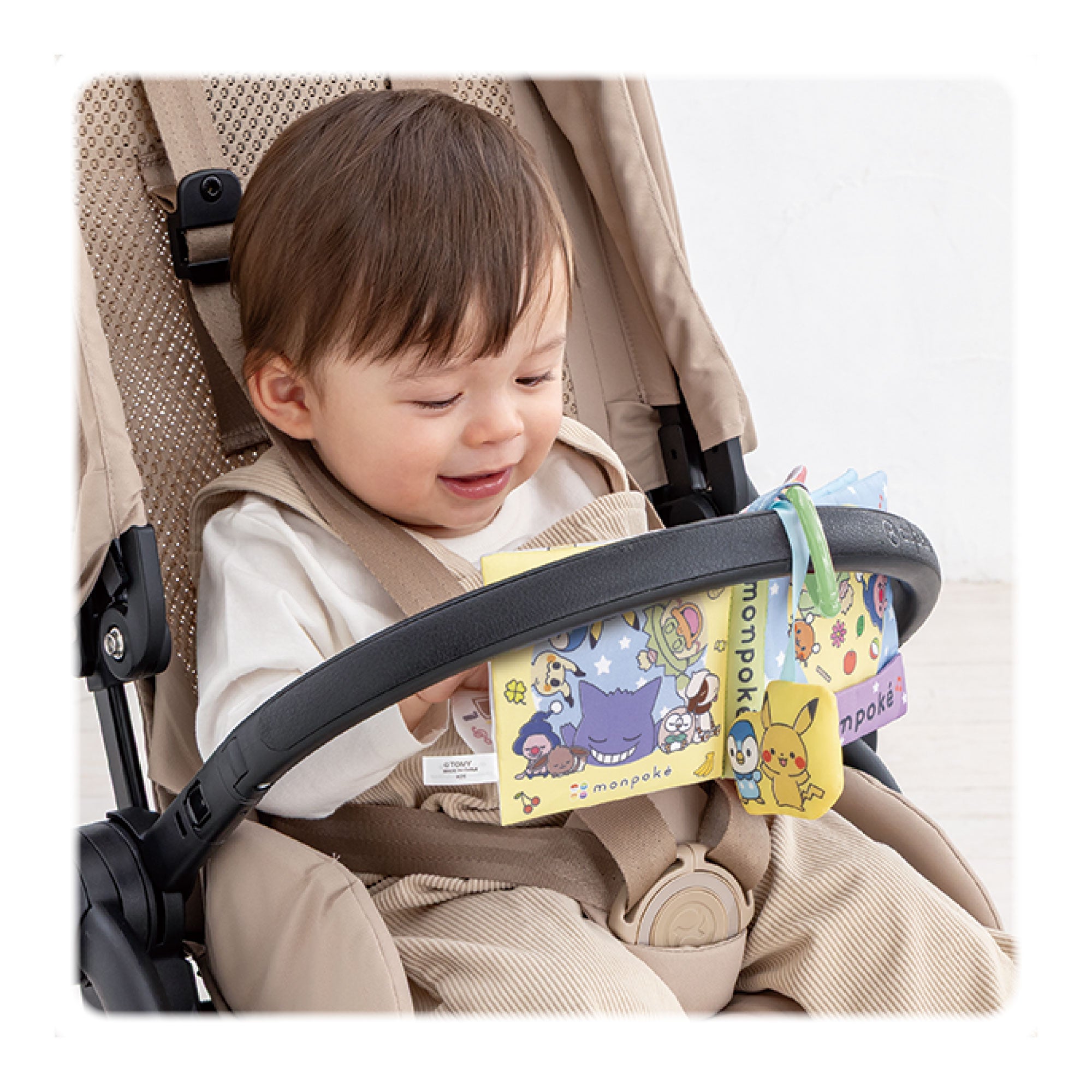 しかけいっぱい！
いっしょにおでかけ布えほん
モンポケ